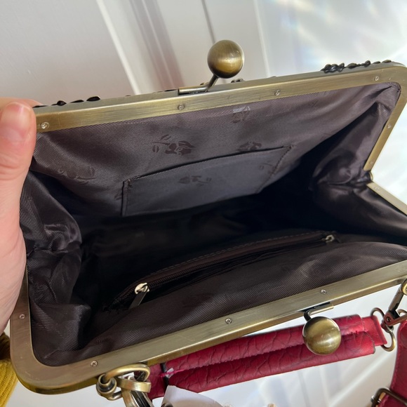 Vintage-inspired purse with clasp closure - Picture 5 of 6